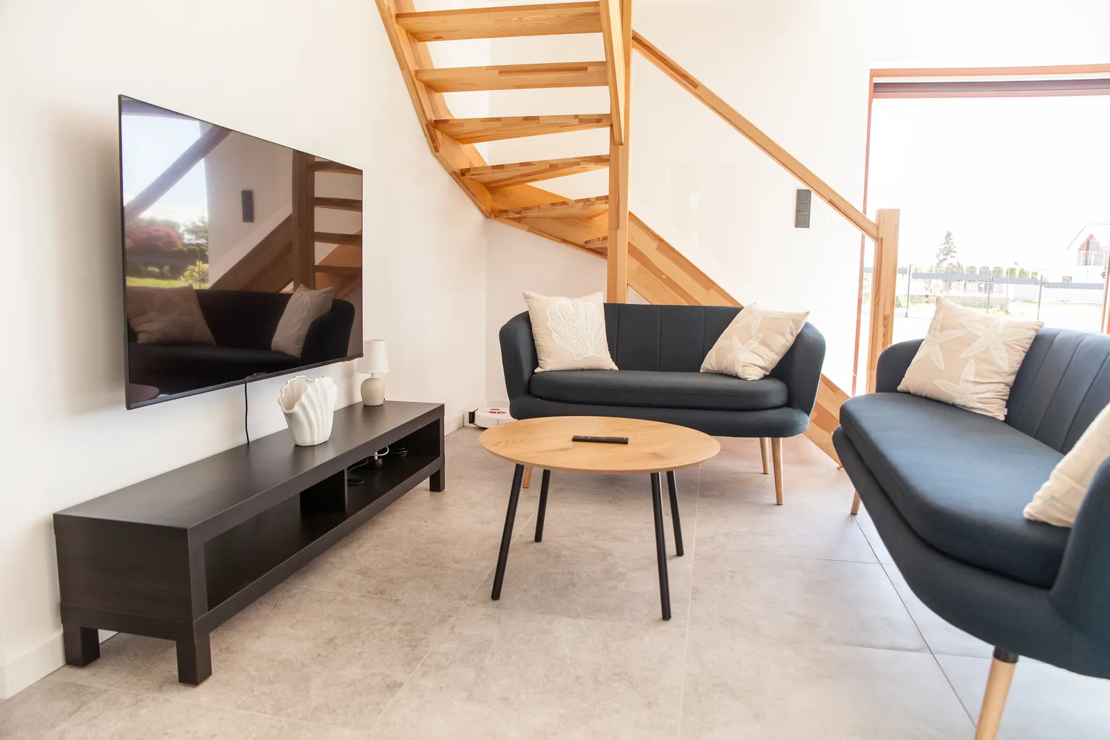 Salon z wygodną sofą